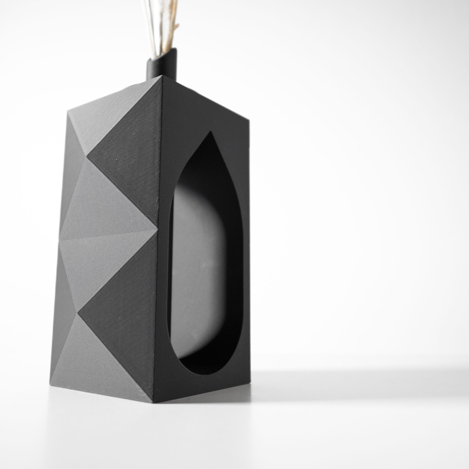 Unikali vaza Lati – stilingas, ekologiškas ir ilgaamžis pasirinkimas jūsų interjerui