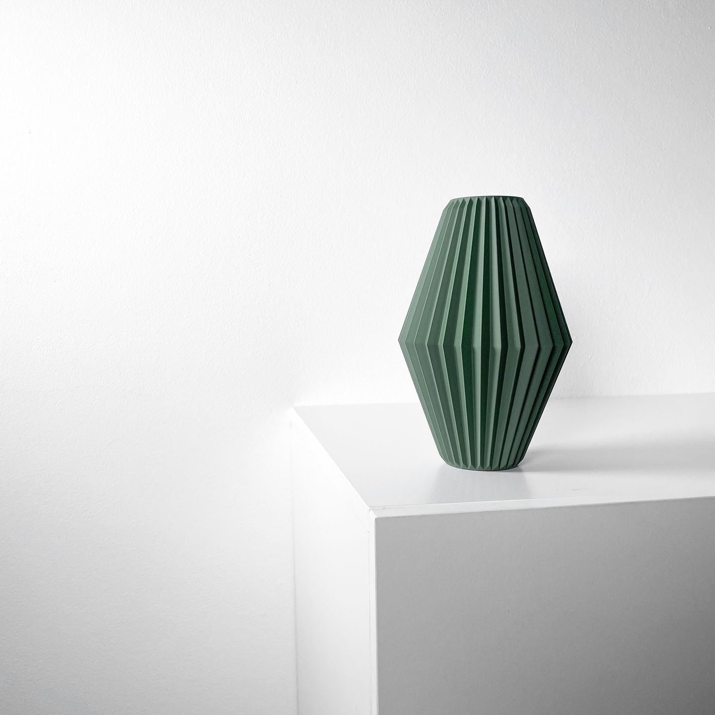 Unikali vaza Hivara – stilingas, ekologiškas ir ilgaamžis pasirinkimas jūsų interjerui