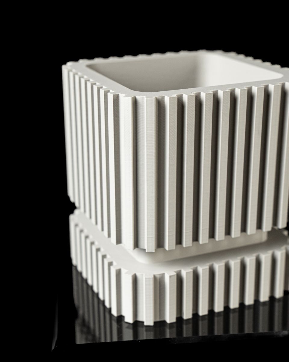 Unikalus Vazonas Stripes – Stilingas ir ekologiškas pasirinkimas jūsų interjerui