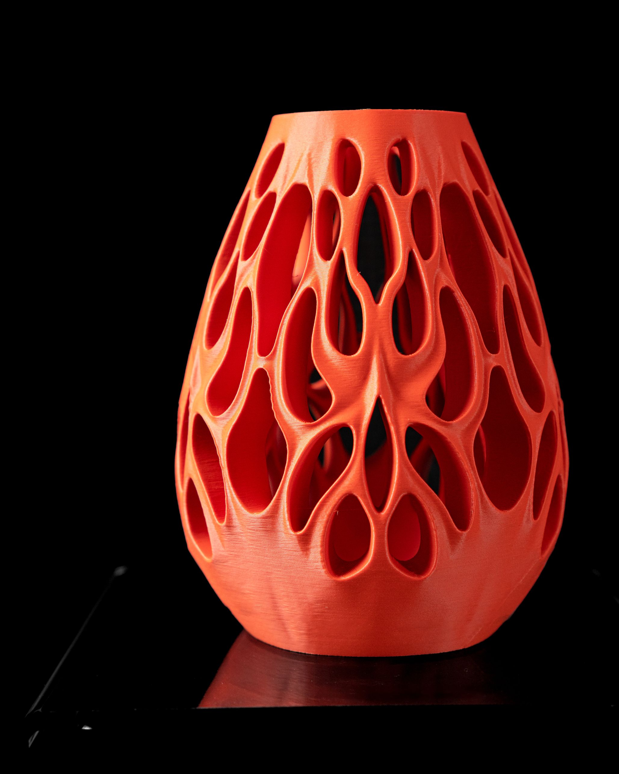 Unikali vaza Vessel – stilingas, ekologiškas ir ilgaamžis pasirinkimas jūsų interjerui