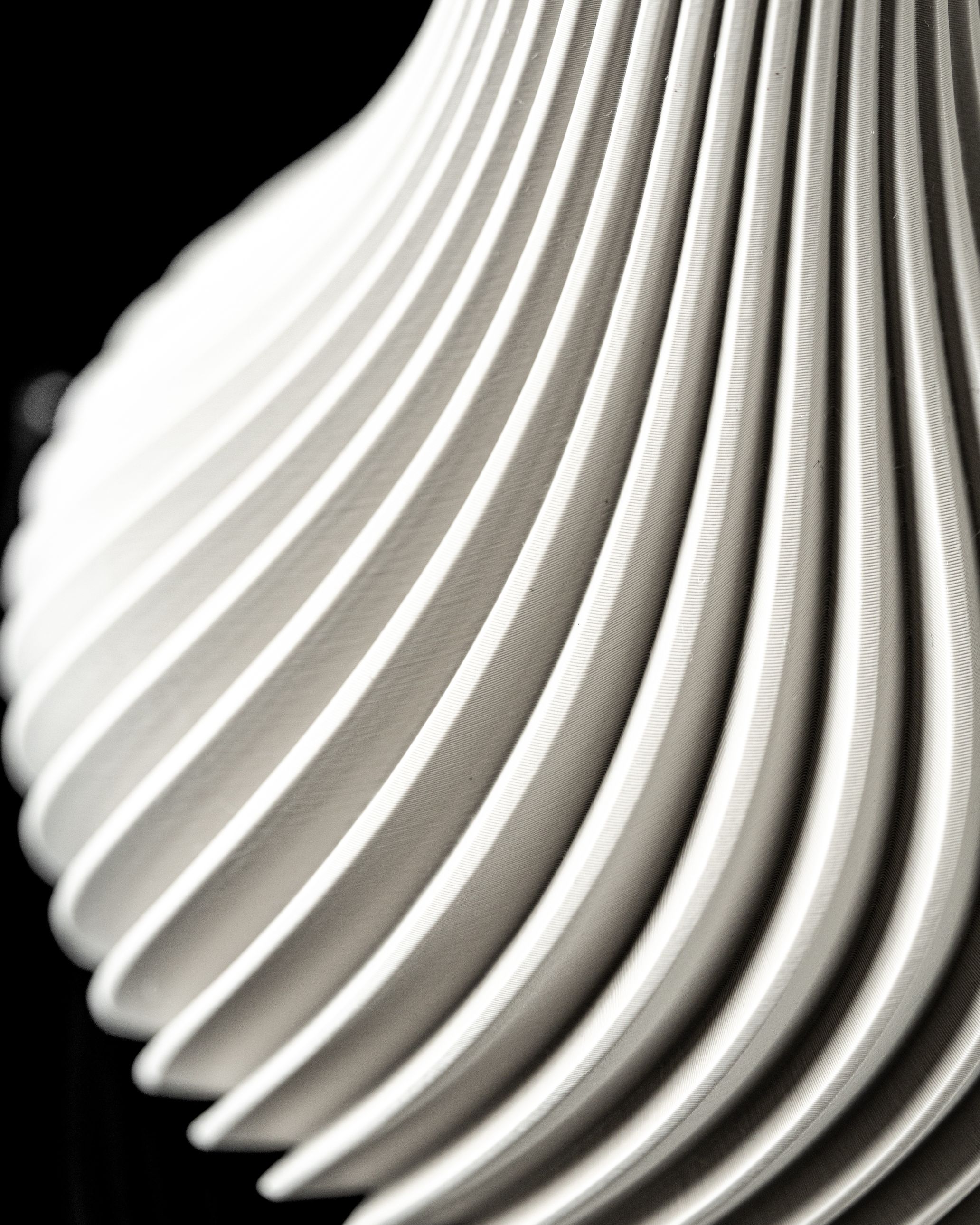 Unikali vaza Ridged – stilingas, ekologiškas ir ilgaamžis pasirinkimas jūsų interjerui