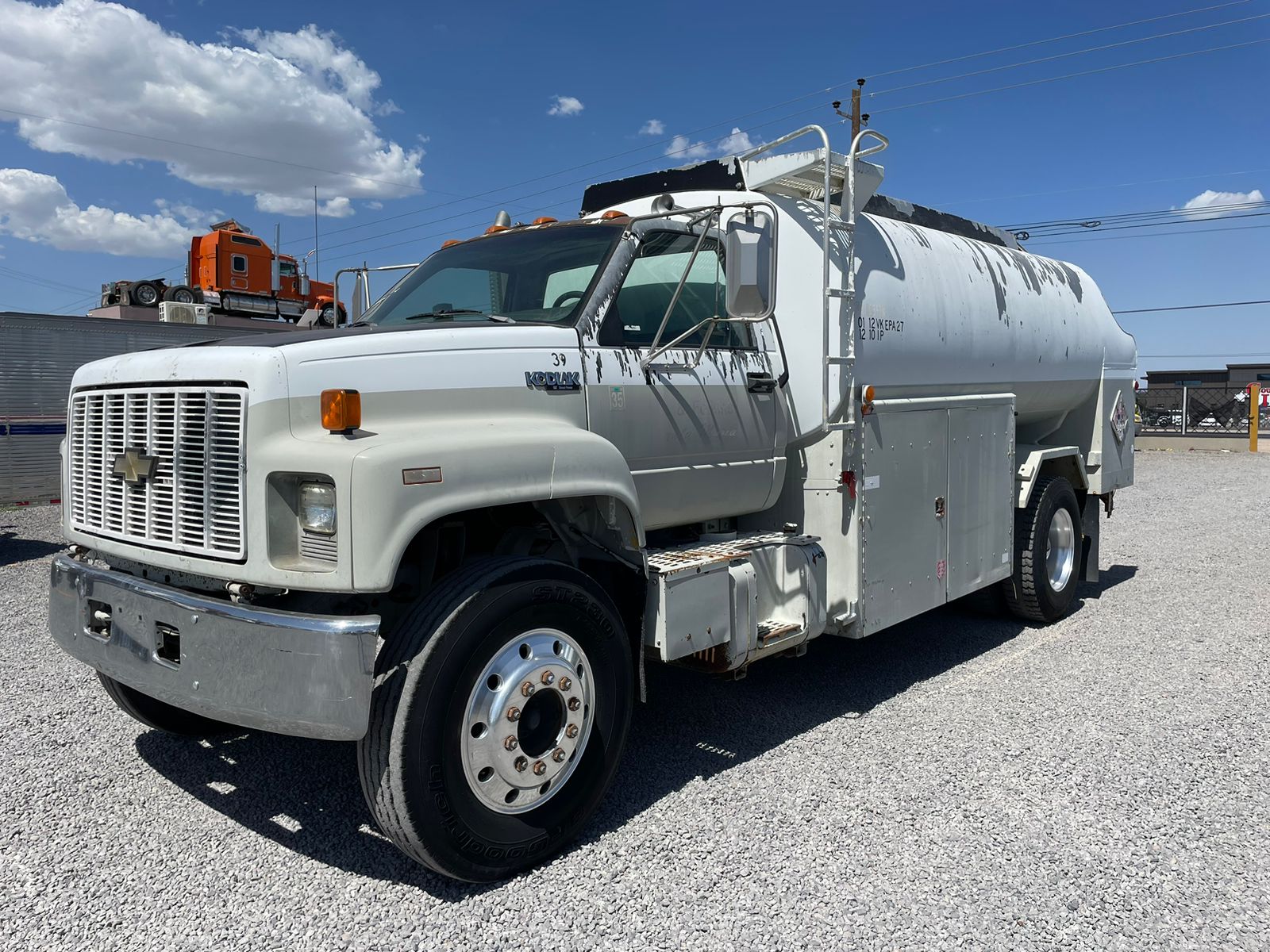 #1500 Camion Chevrolet c7500 1990 con pipa para combustible 10,600lt.