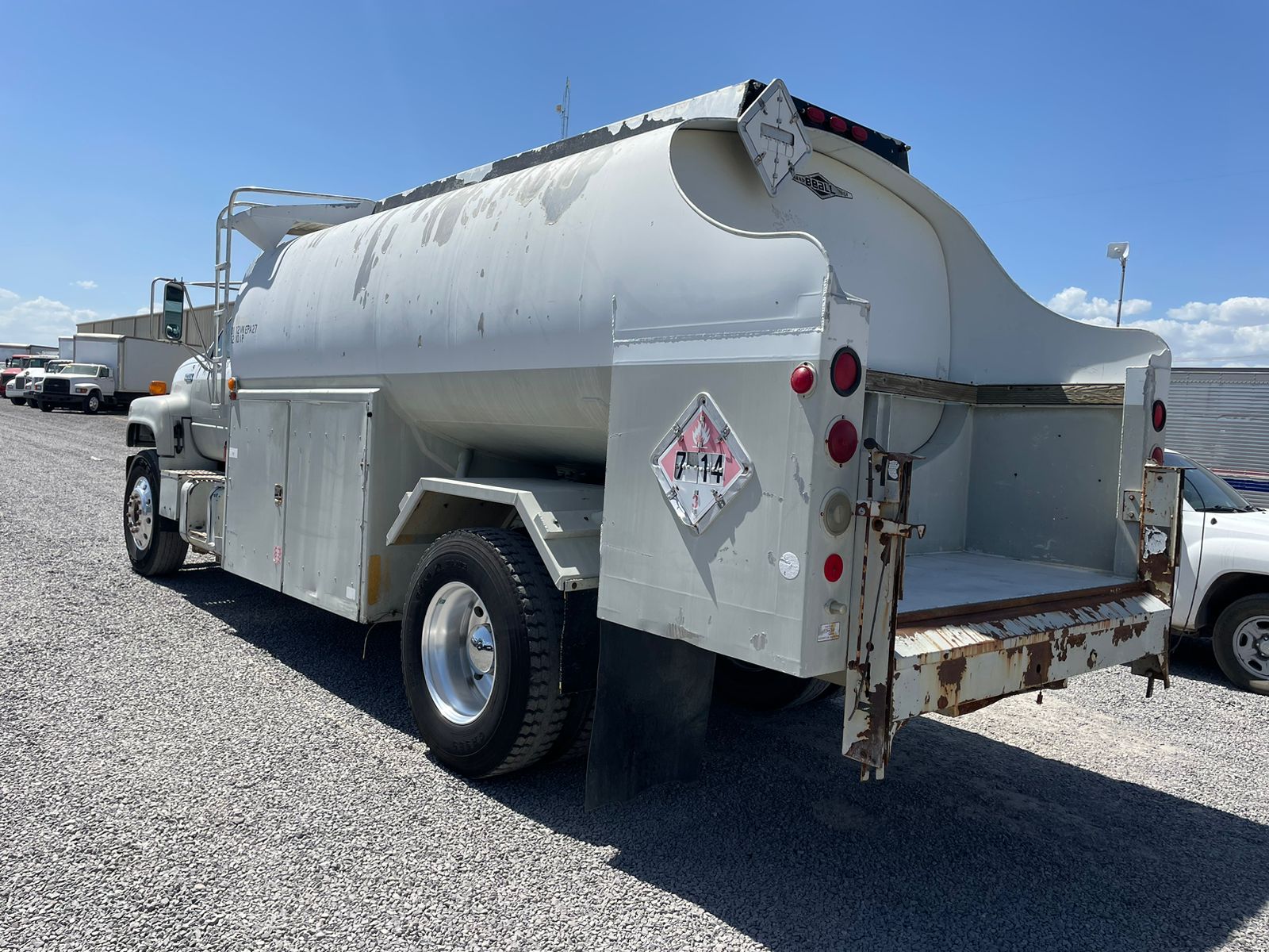 #1500 Camion Chevrolet c7500 1990 con pipa para combustible 10,600lt.