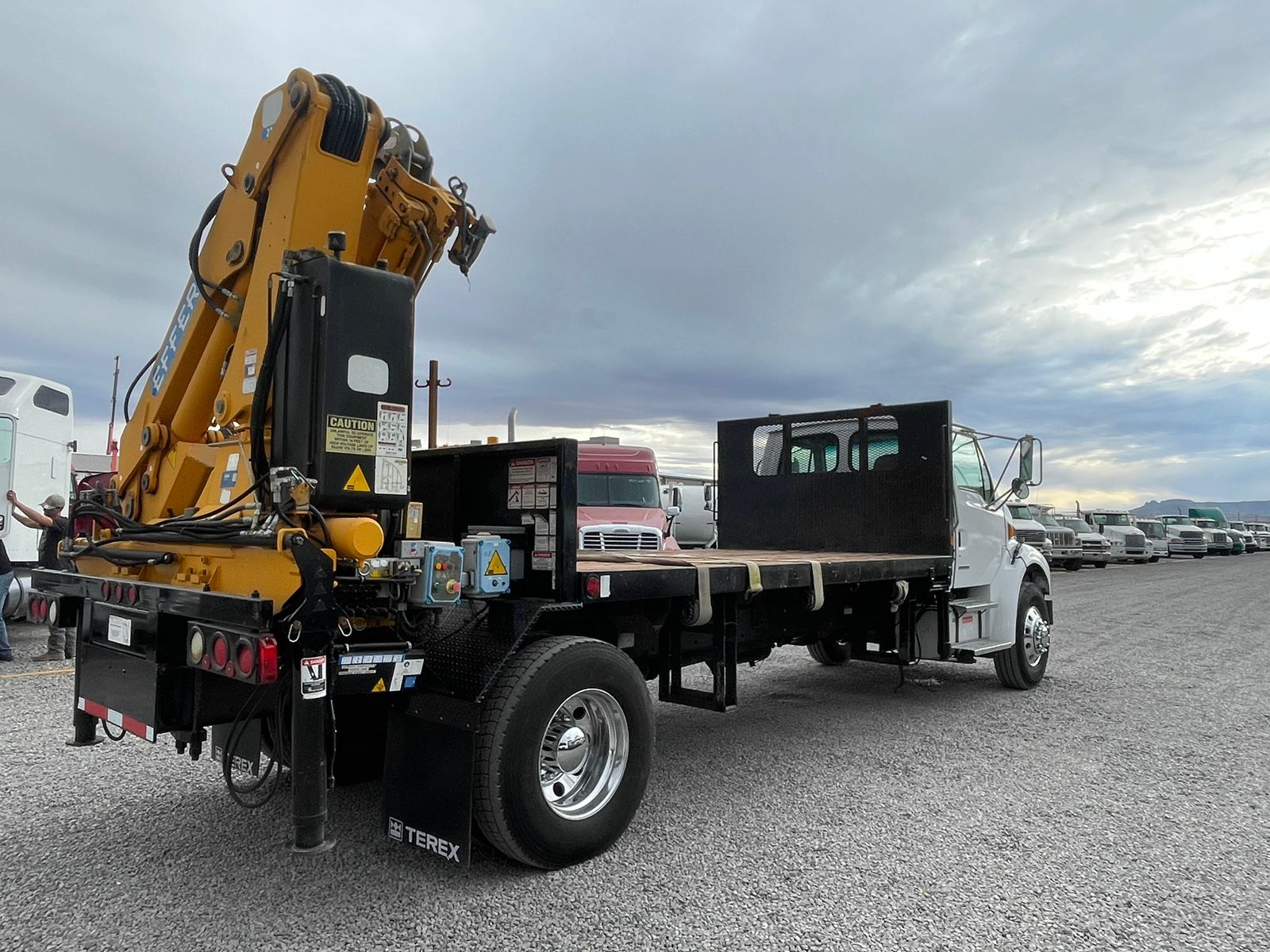 #2124 Camion Sterling 2006 con grua