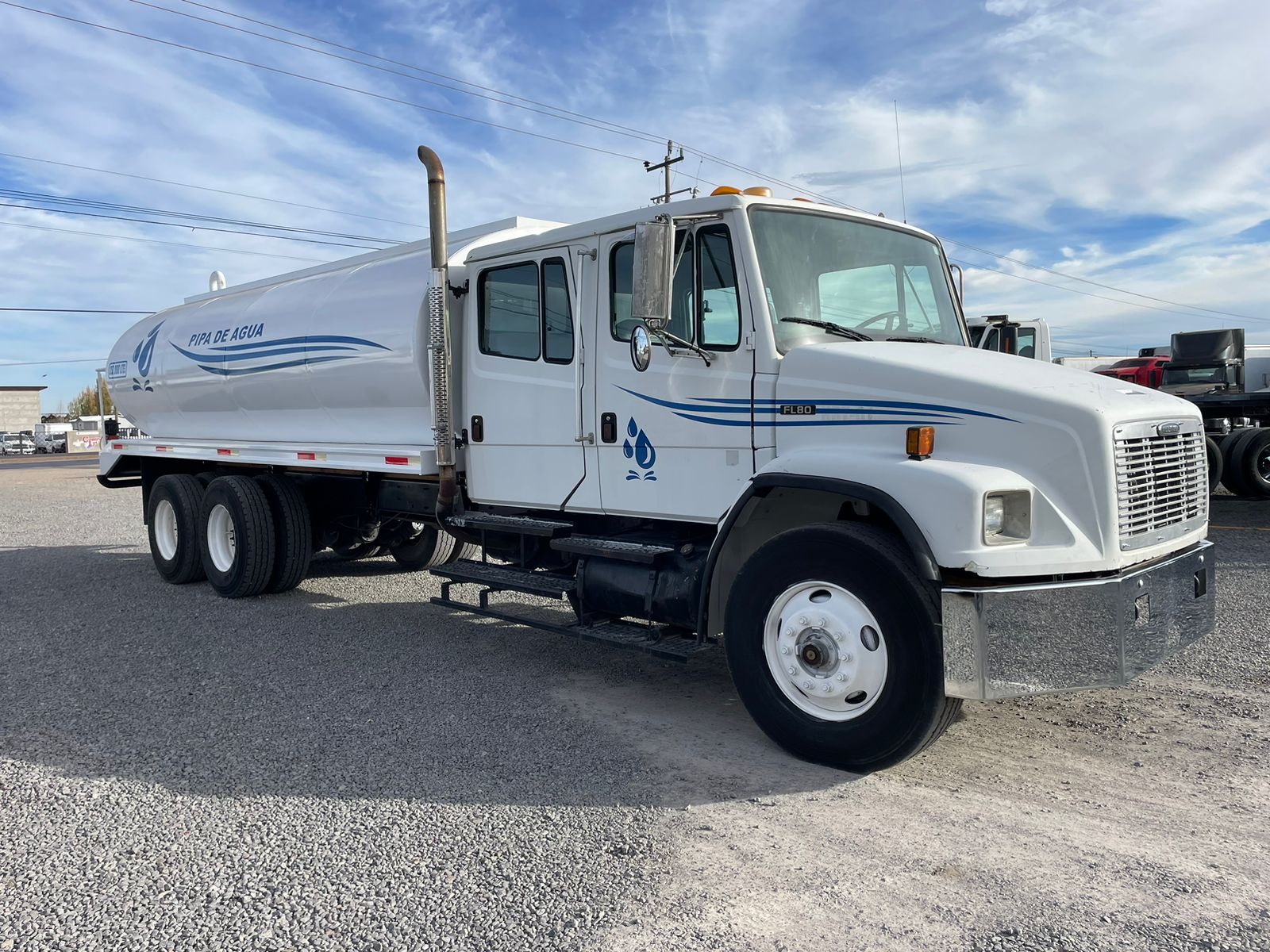 #1123 Pipa Freightliner 2001 20,000lts