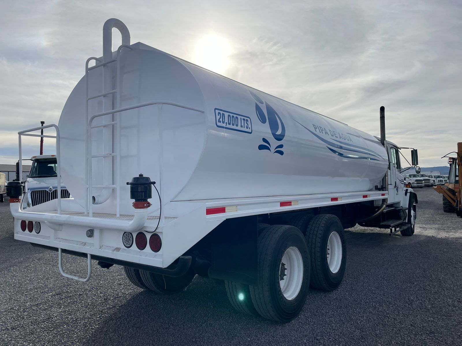 #1123 Pipa Freightliner 2001 20,000lts