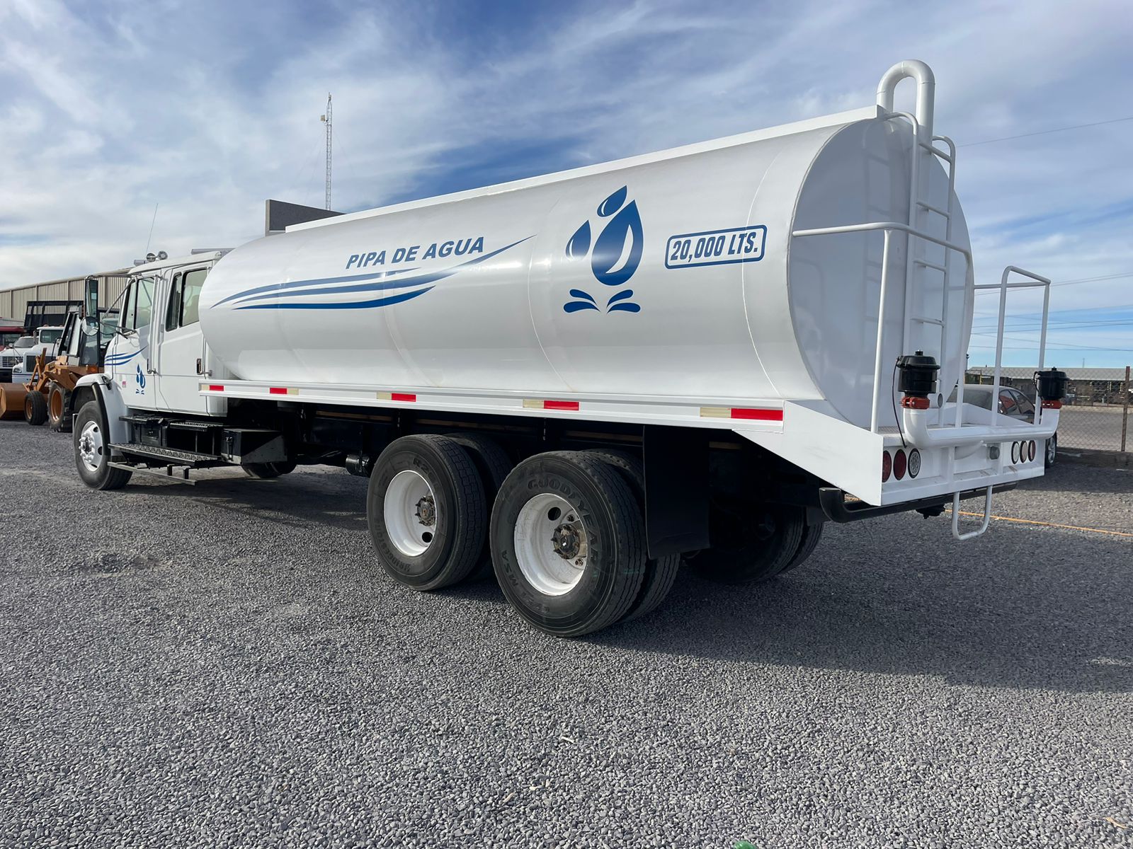 #1123 Pipa Freightliner 2001 20,000lts