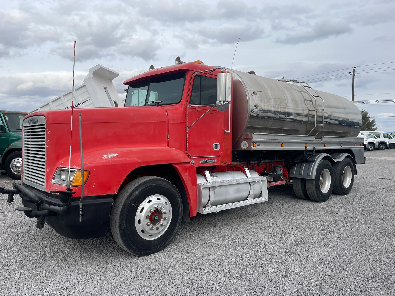 #1716 Camion Freightliner 1995 Pipa 13248lt