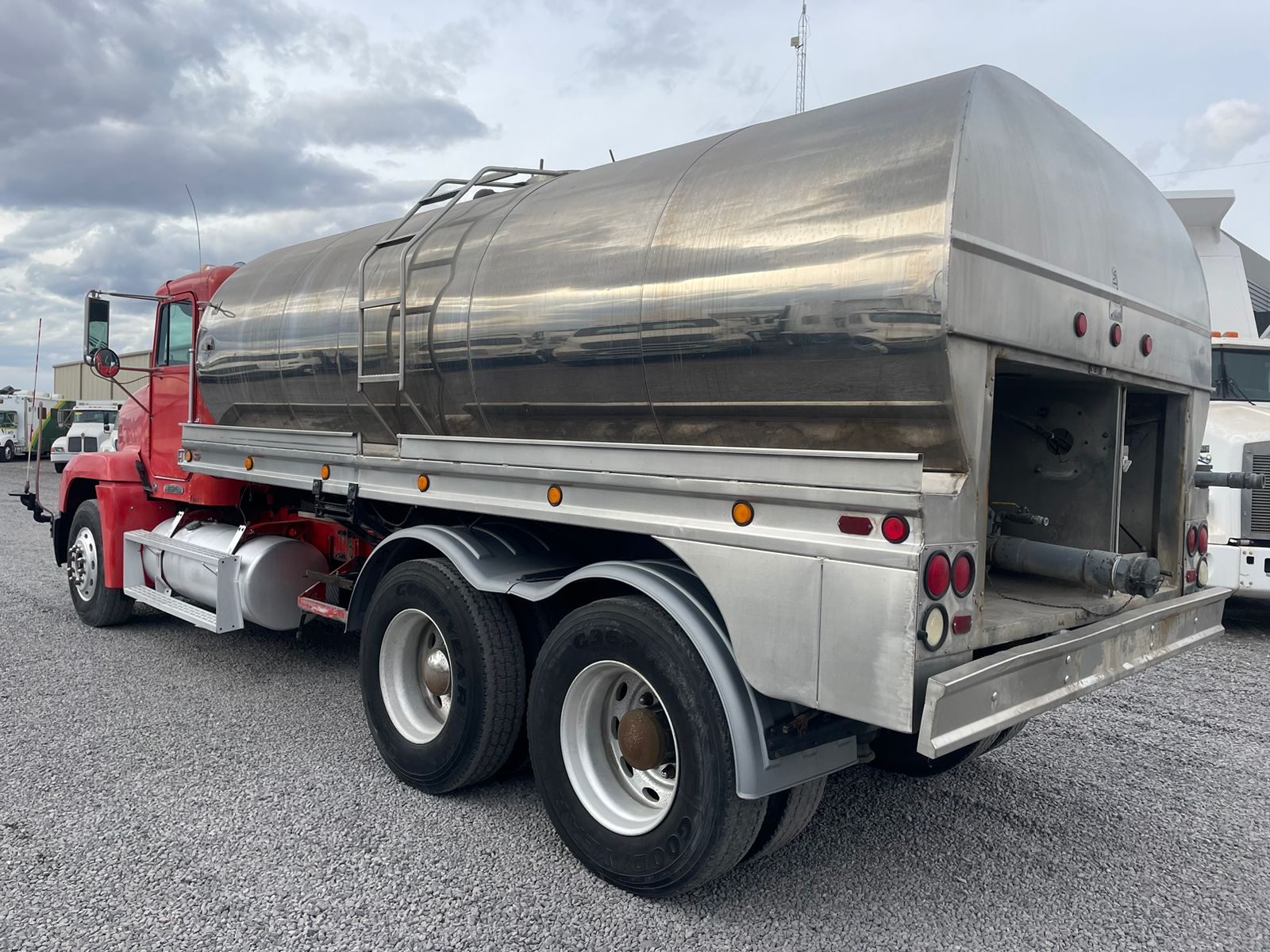 #1716 Camion Freightliner 1995 Pipa 13248lt