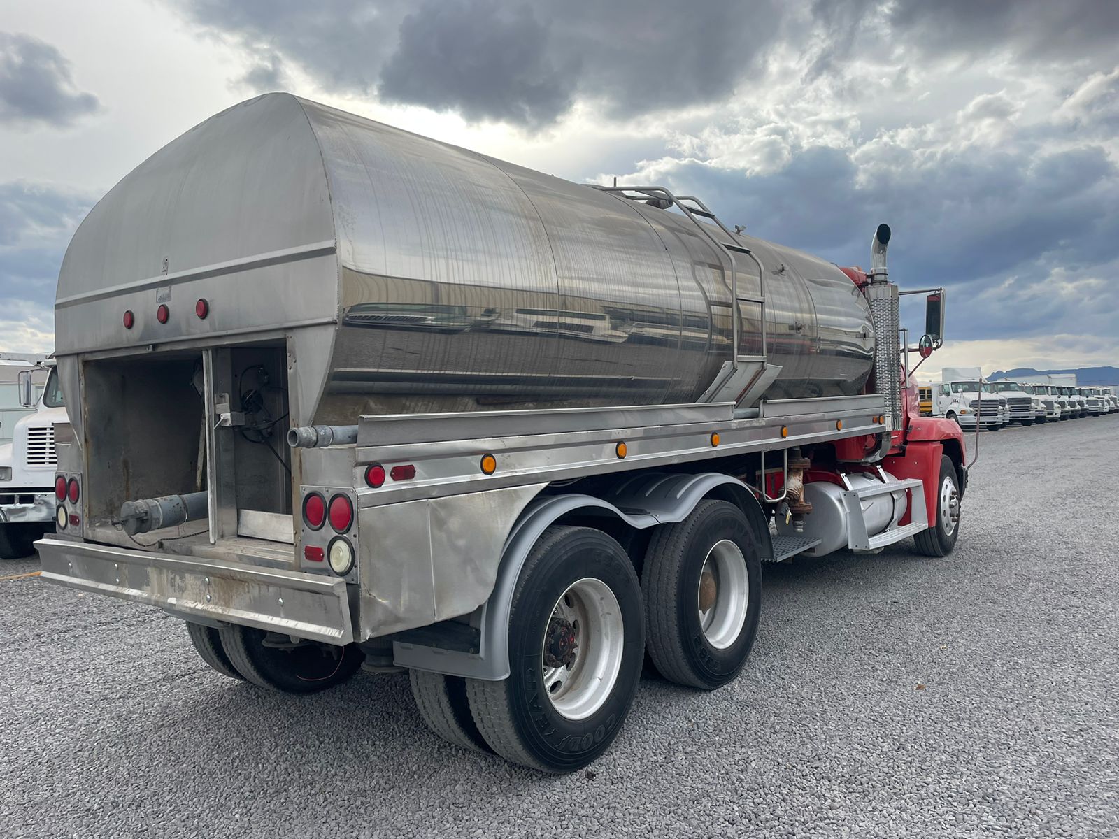 #1716 Camion Freightliner 1995 Pipa 13248lt