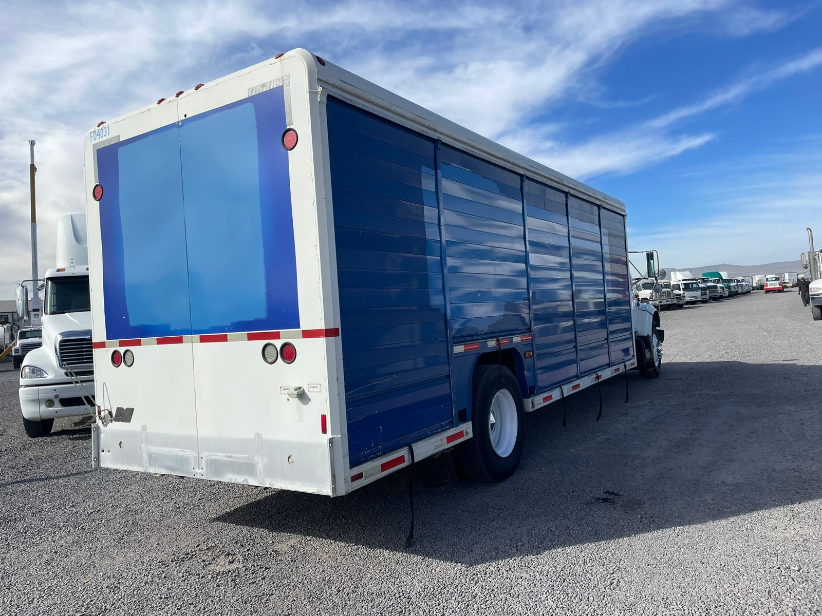 #1313 Camion International 1999 caja para refrescos