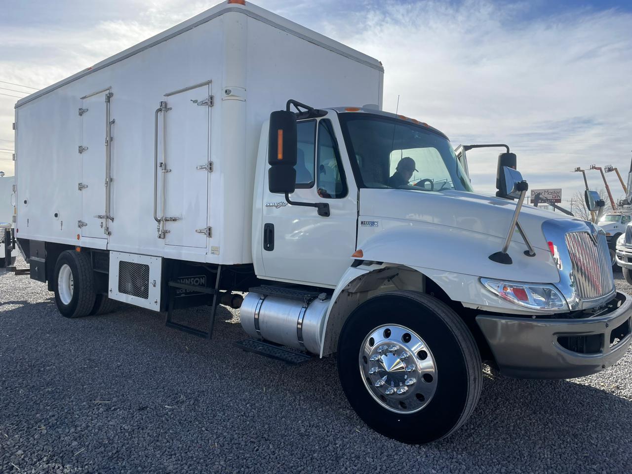 #1493 Camion International 2013 con caja electrica