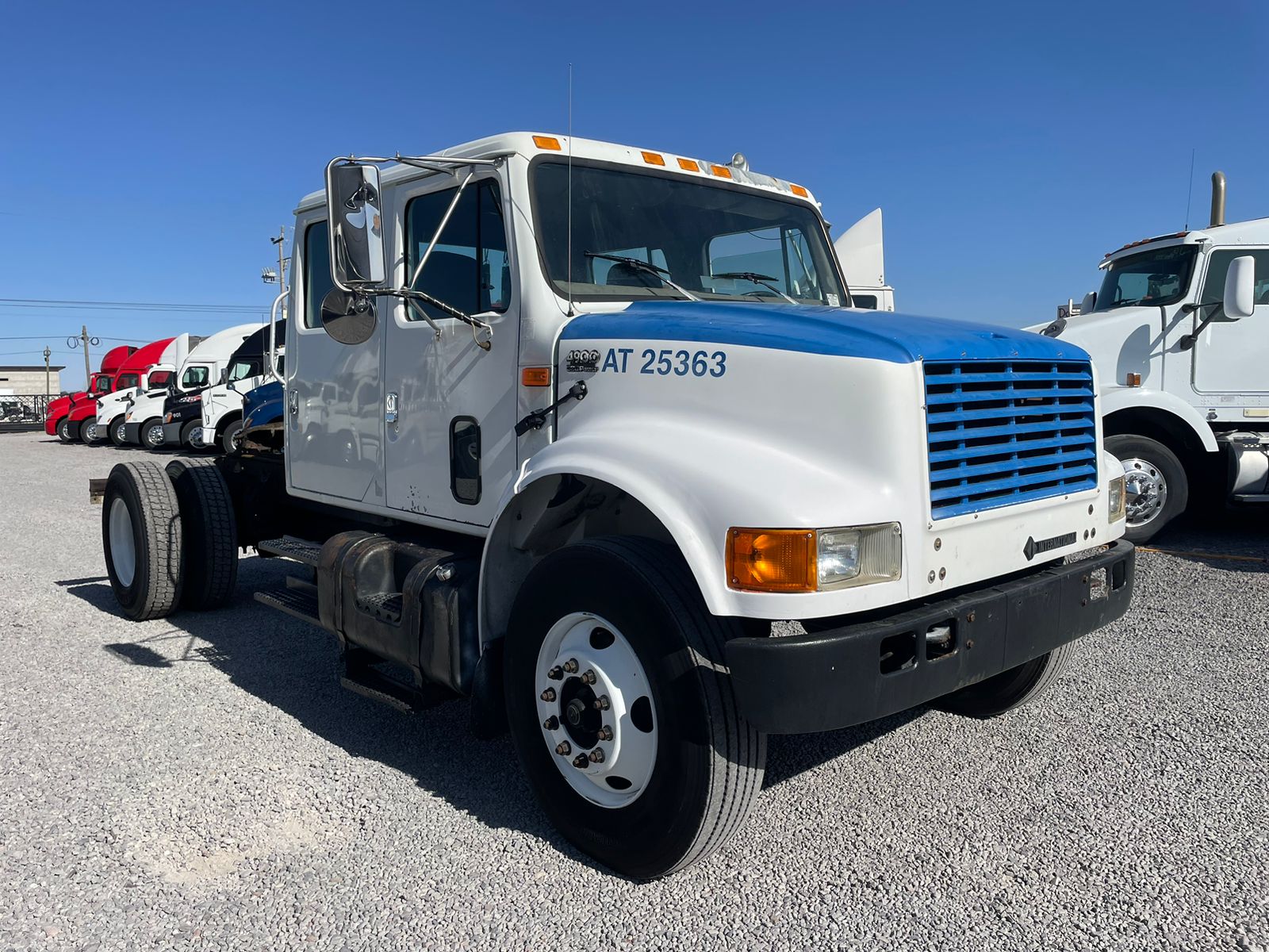#1951 Camion International 2000 Motor Navistar 13,000lb doble cabina 