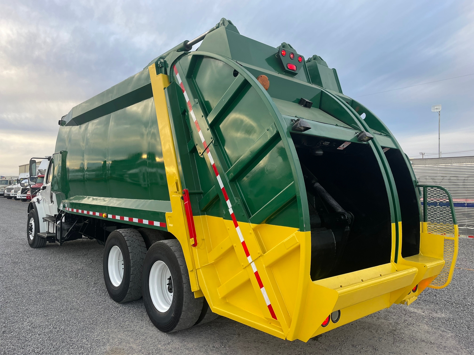 #1406 Camion de basura Freightliner 2005 42,000lb