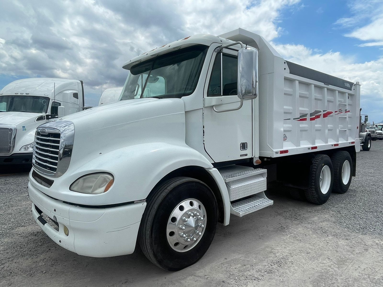 #2102 Camion Volteo Freightliner 2010 14m 42,000lb