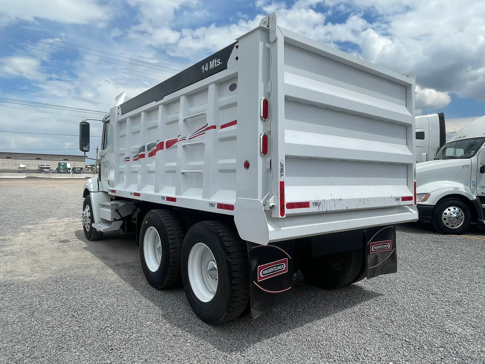 #2102 Camion Volteo Freightliner 2010 14m 42,000lb