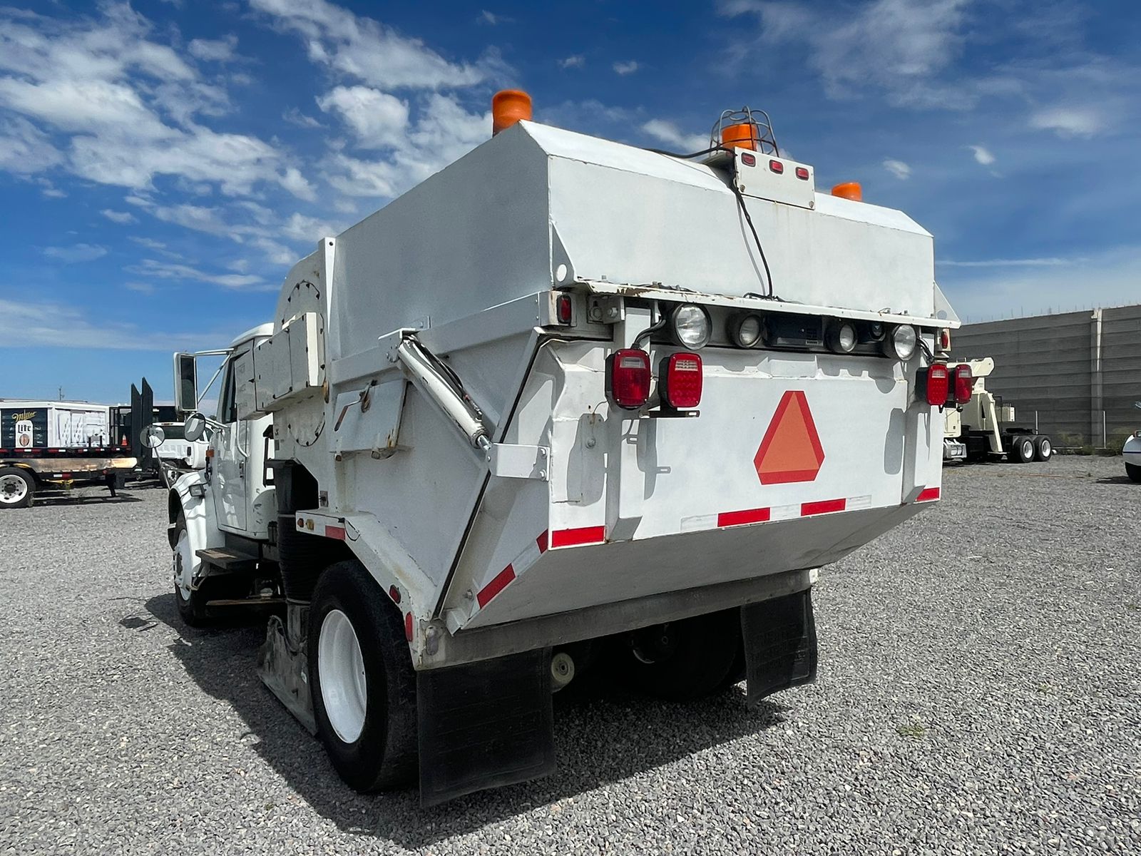 #2236 Camion Barredora International 2000 Motor Navistar Automatico 13,000lb