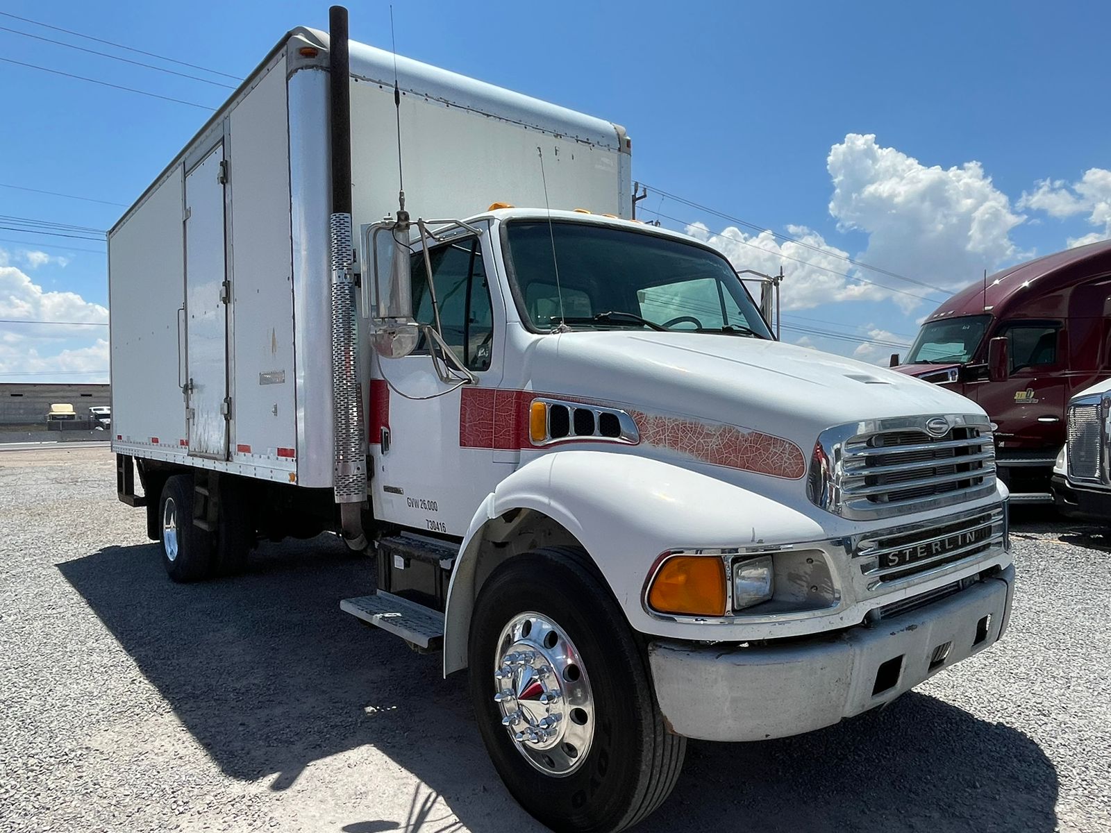 #2418 Camion Sterling 2001 Motor Caterpillar Automatico 13,000lb con caja seca