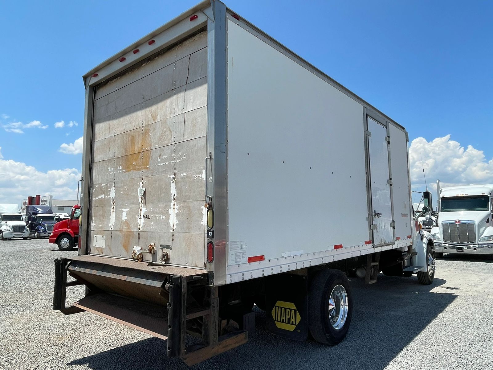 #2418 Camion Sterling 2001 Motor Caterpillar Automatico 13,000lb con caja seca