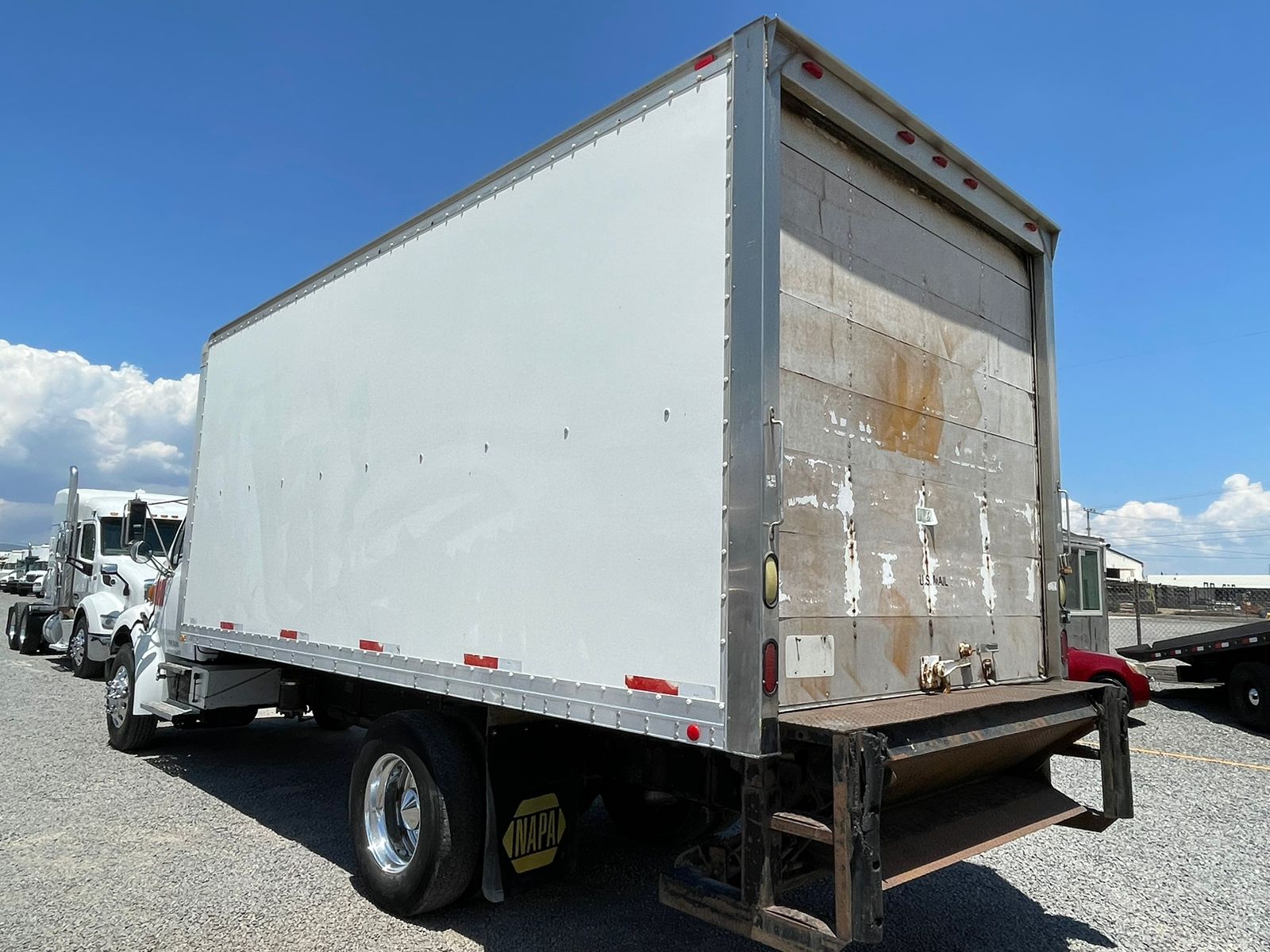 #2418 Camion Sterling 2001 Motor Caterpillar Automatico 13,000lb con caja seca