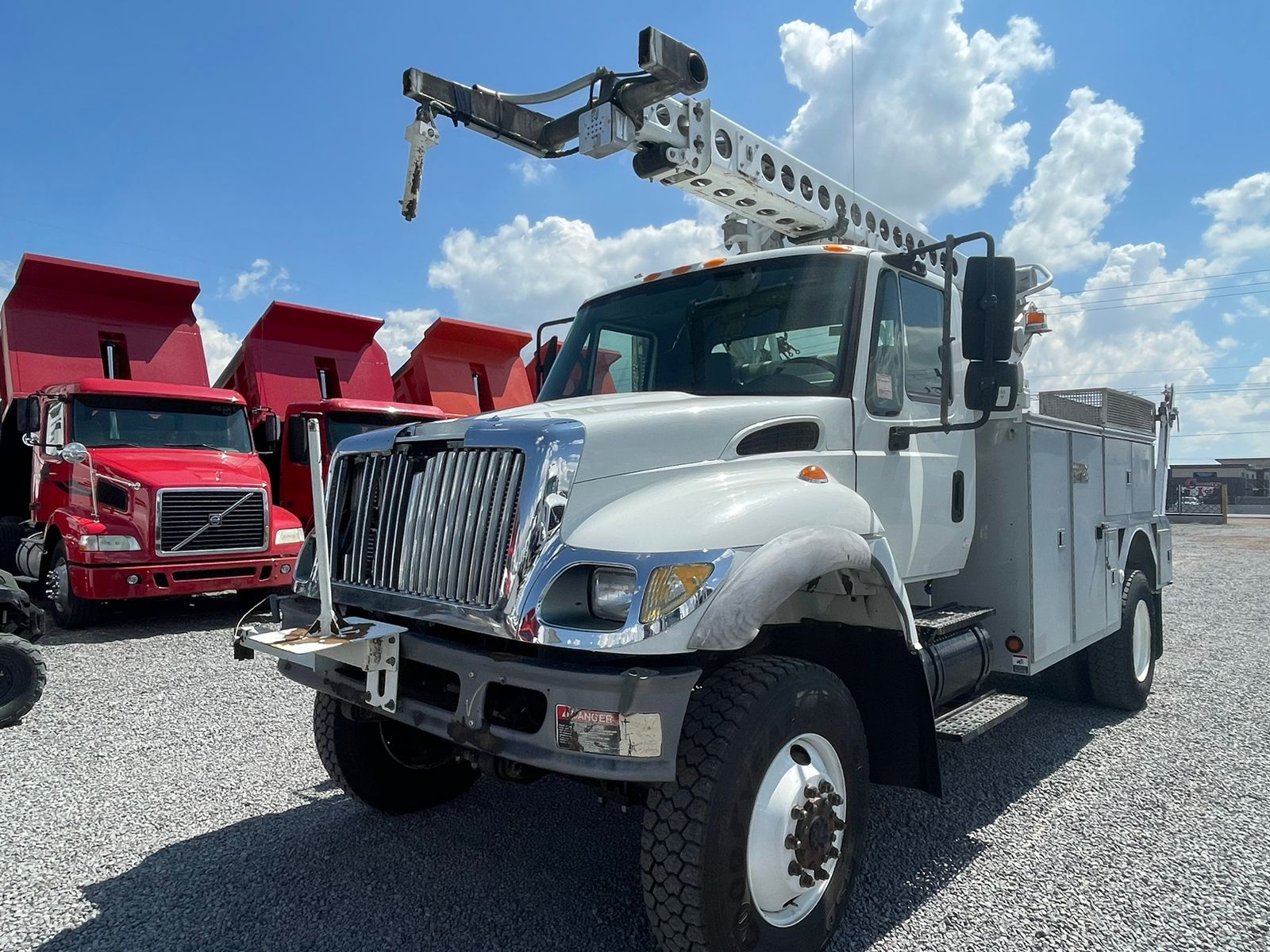 #2494 Camion International 2006 Motor Navistar Automatico 4x4 13,000lb con grua