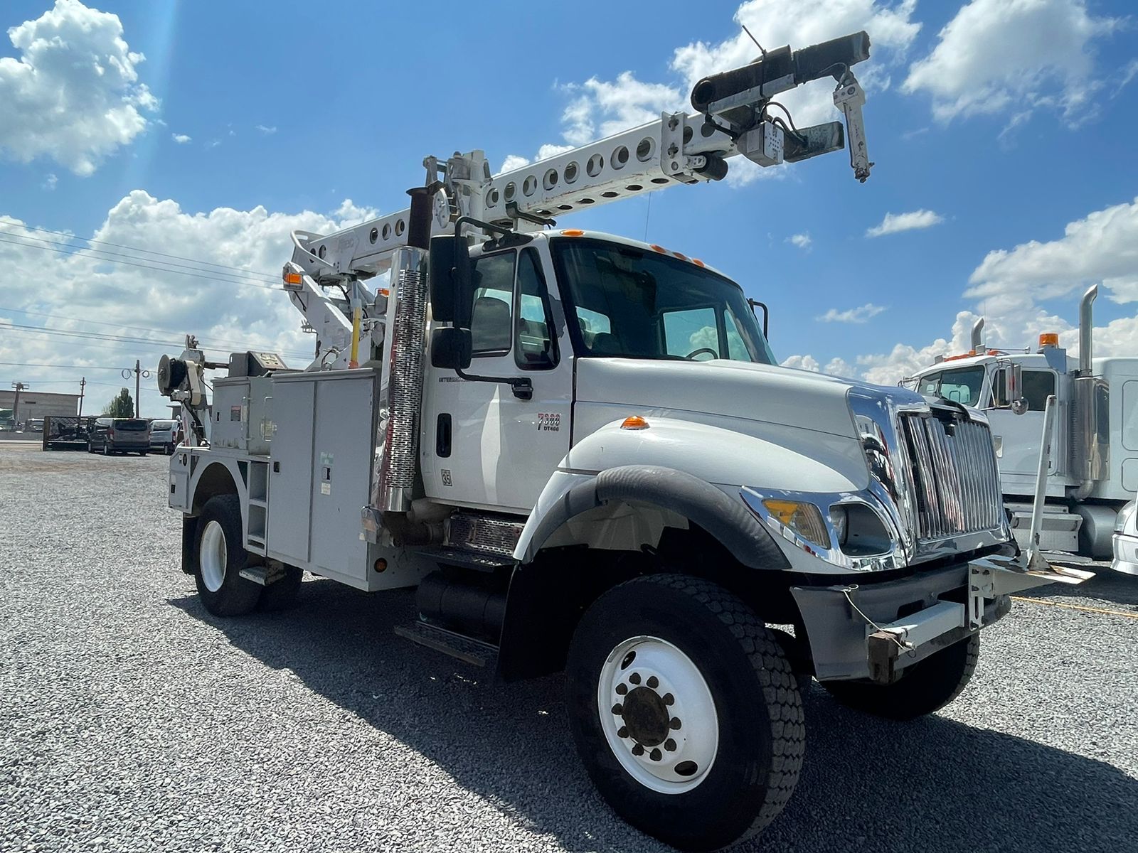 #2494 Camion International 2006 Motor Navistar Automatico 4x4 13,000lb con grua