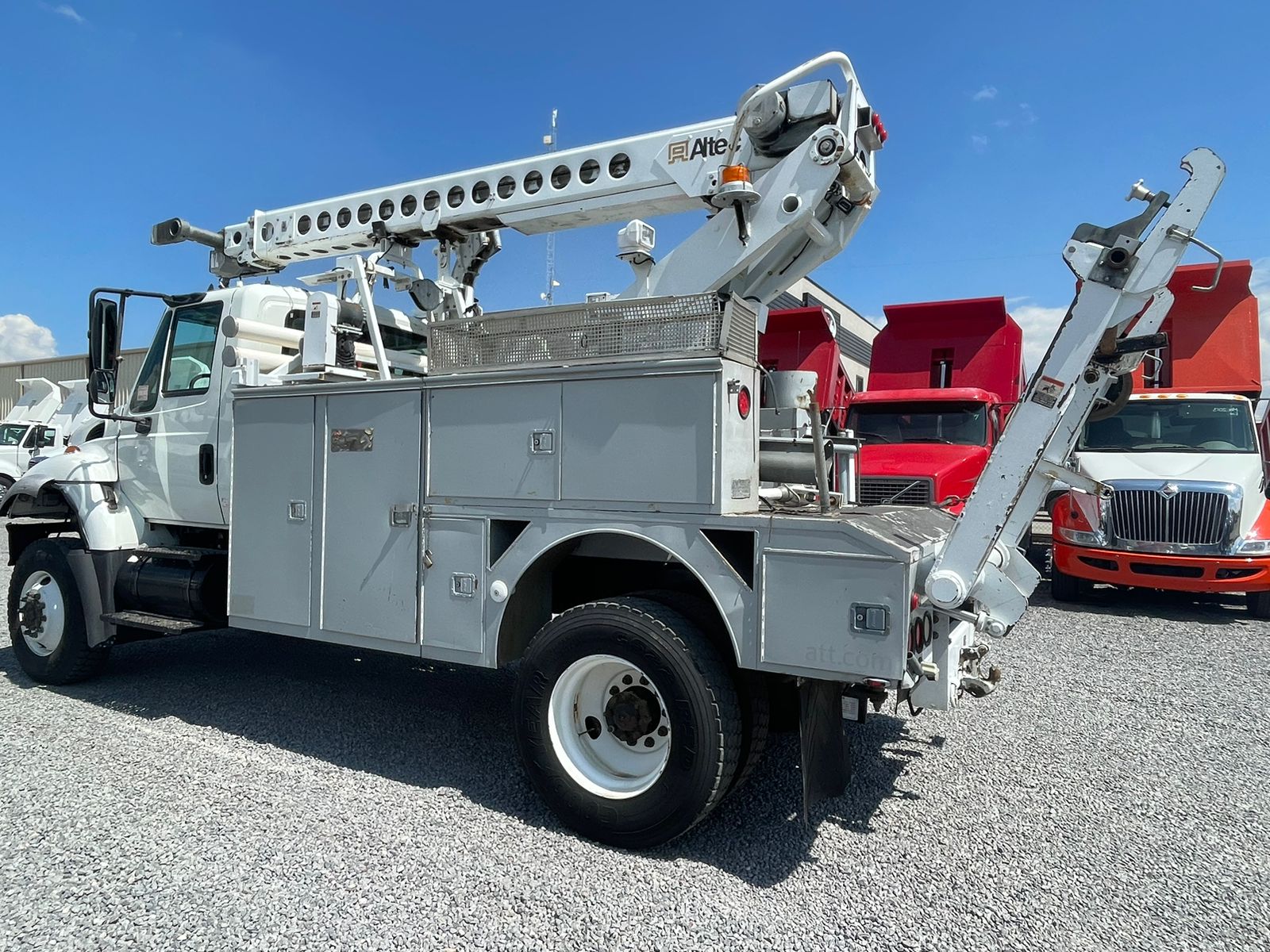 #2494 Camion International 2006 Motor Navistar Automatico 4x4 13,000lb con grua