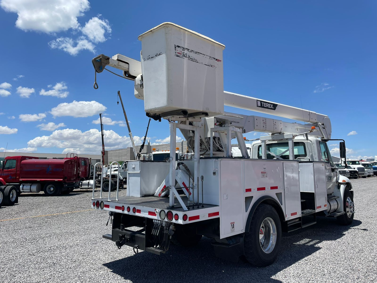#2268 Camion International 2013 Motor Maxxforce Automatico 13,000lb con canastilla 55'