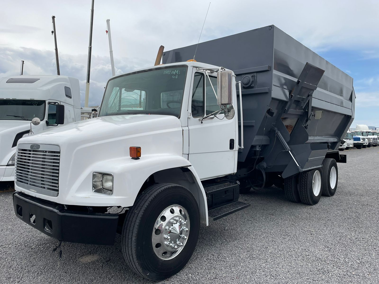 #1840 VIN 6590 Camion Freightliner 2001 Motor Caterpillar Automatico 42,000lb Revolvedora de pastura