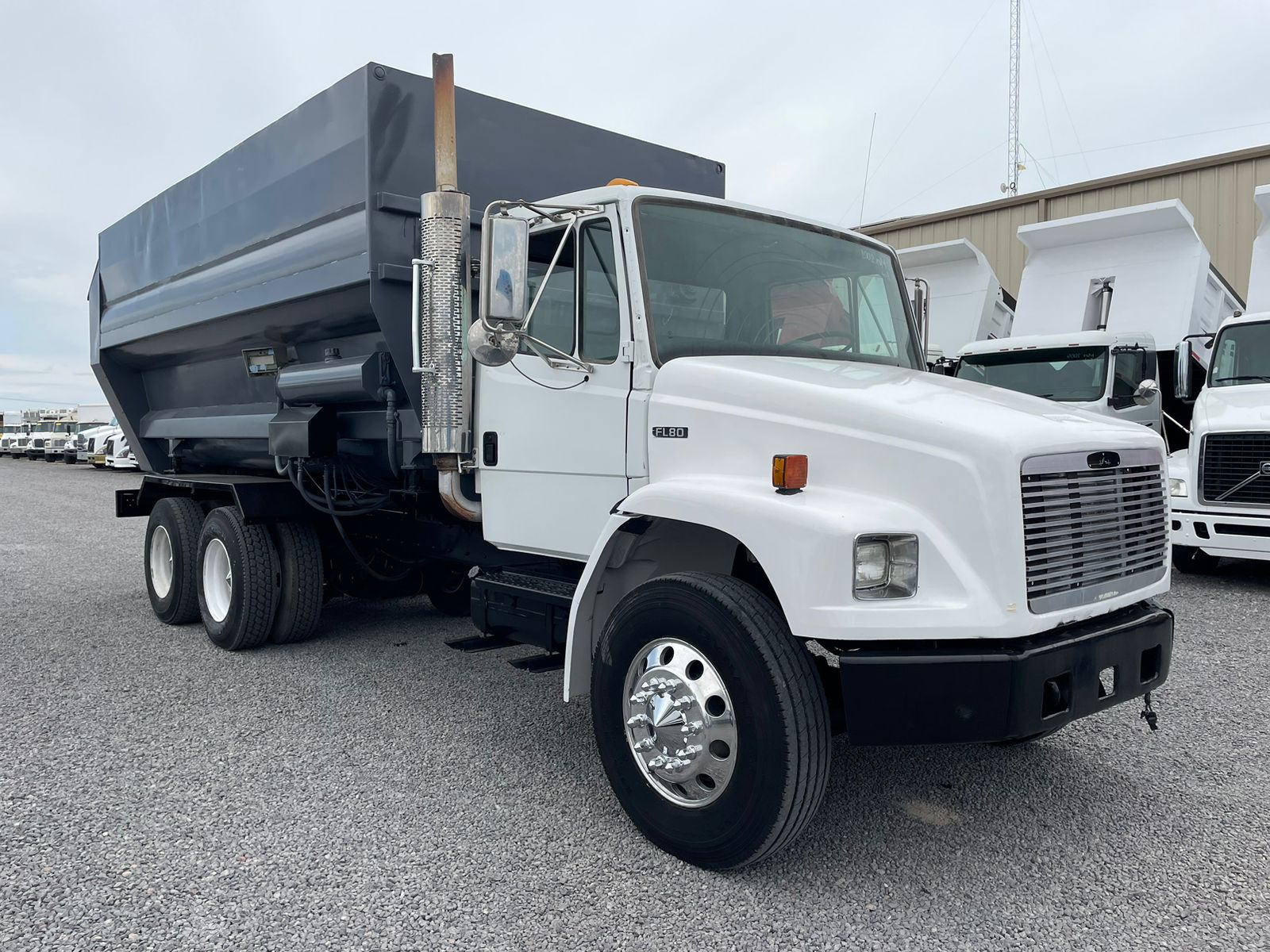#1840 VIN 6590 Camion Freightliner 2001 Motor Caterpillar Automatico 42,000lb Revolvedora de pastura