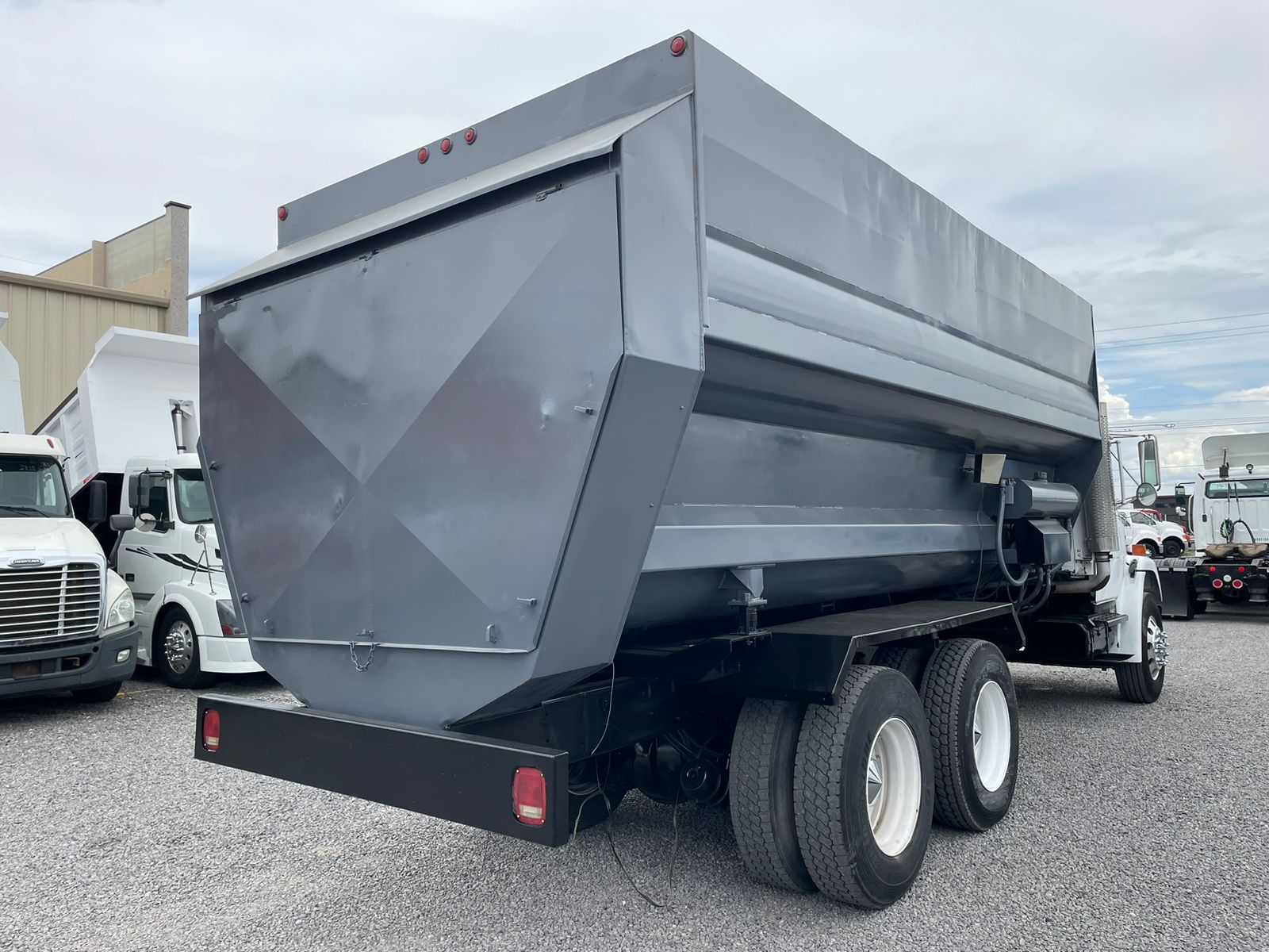 #1840 VIN 6590 Camion Freightliner 2001 Motor Caterpillar Automatico 42,000lb Revolvedora de pastura