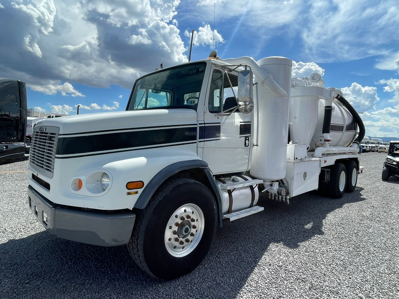 #2272 Camion para Polvos Freightliner 2000 Modelo fl112 Motor Caterpillar C-12 STD 15 velocidades 42,000lb