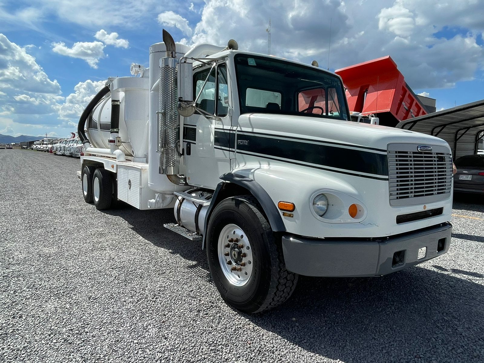 #2272 Camion para Polvos Freightliner 2000 Modelo fl112 Motor Caterpillar C-12 STD 15 velocidades 42,000lb