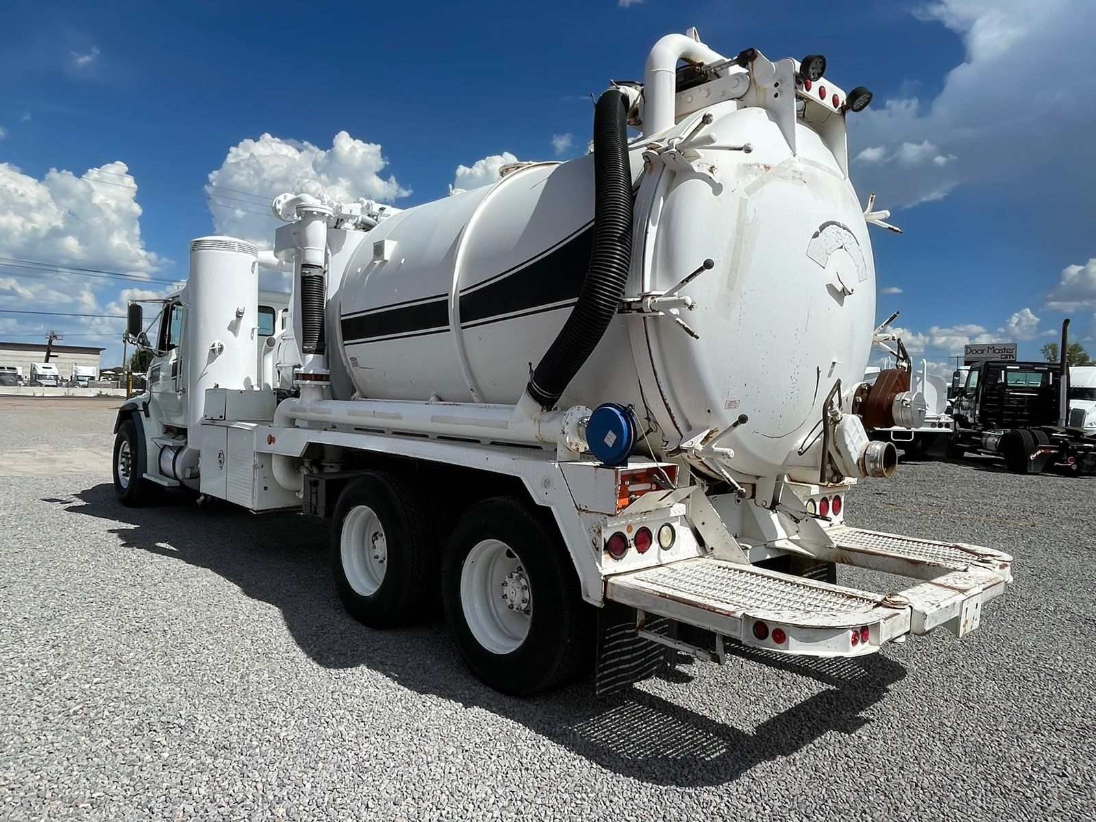 #2272 Camion para Polvos Freightliner 2000 Modelo fl112 Motor Caterpillar C-12 STD 15 velocidades 42,000lb