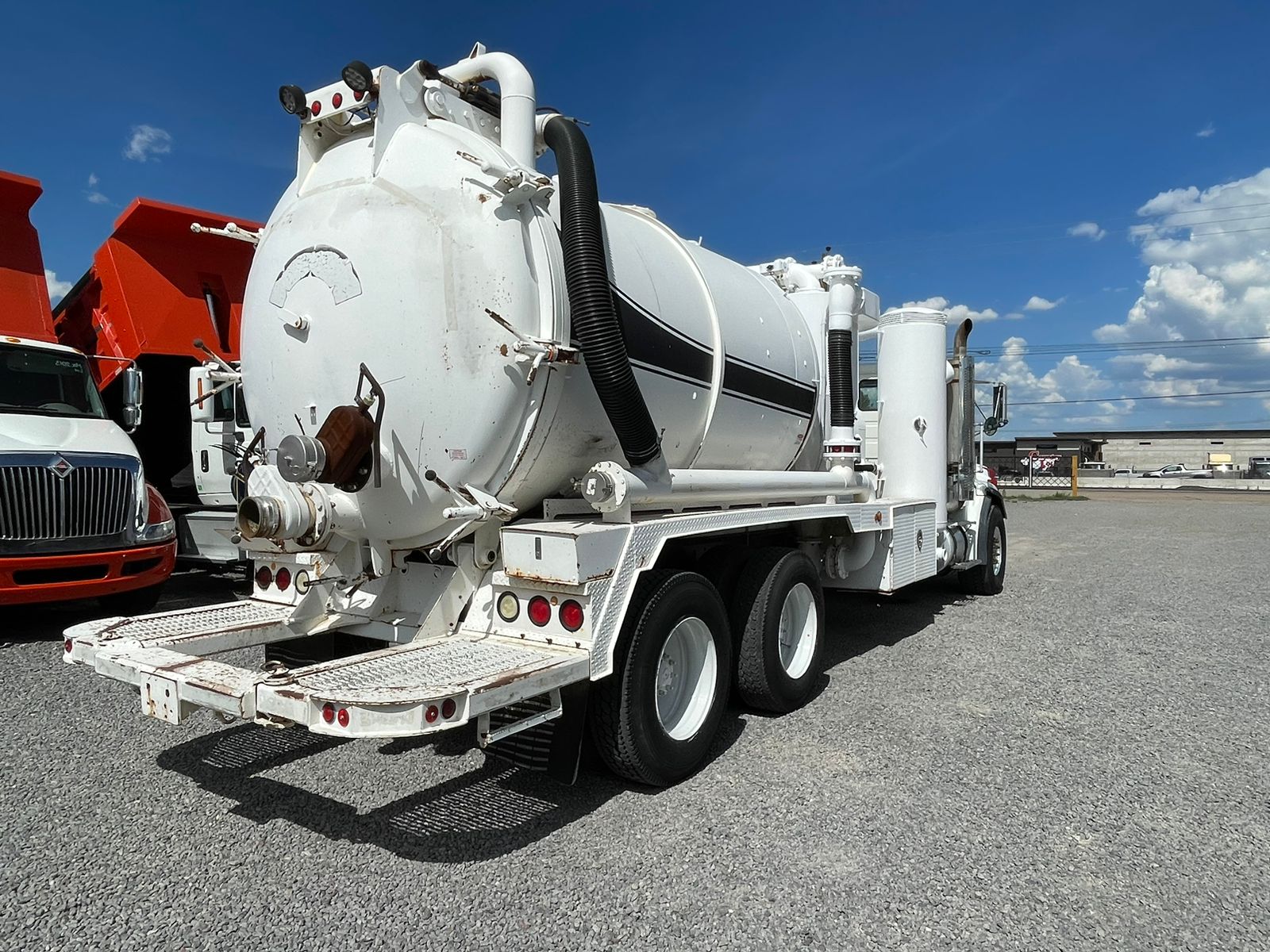 #2272 Camion para Polvos Freightliner 2000 Modelo fl112 Motor Caterpillar C-12 STD 15 velocidades 42,000lb