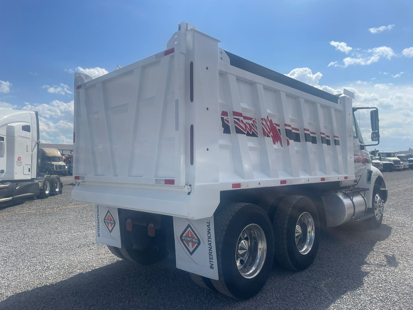 #2433 Camion Volteo International 2013 Motor Maxxforce std 10 Velocidades 42,000lb Dompe 14m