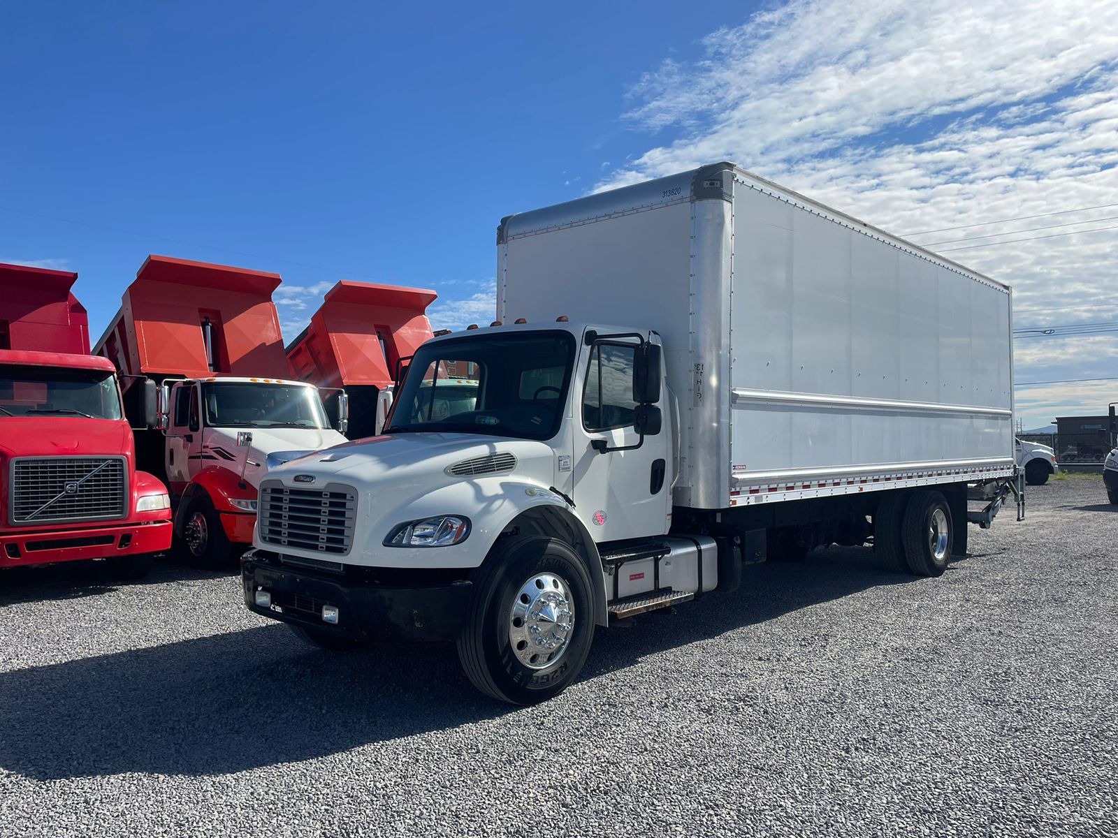 #2610 Camion Freightliner Motor Cummins 2010 13,000 lb Caja Seca 26' de largo Rampa Hidraulica