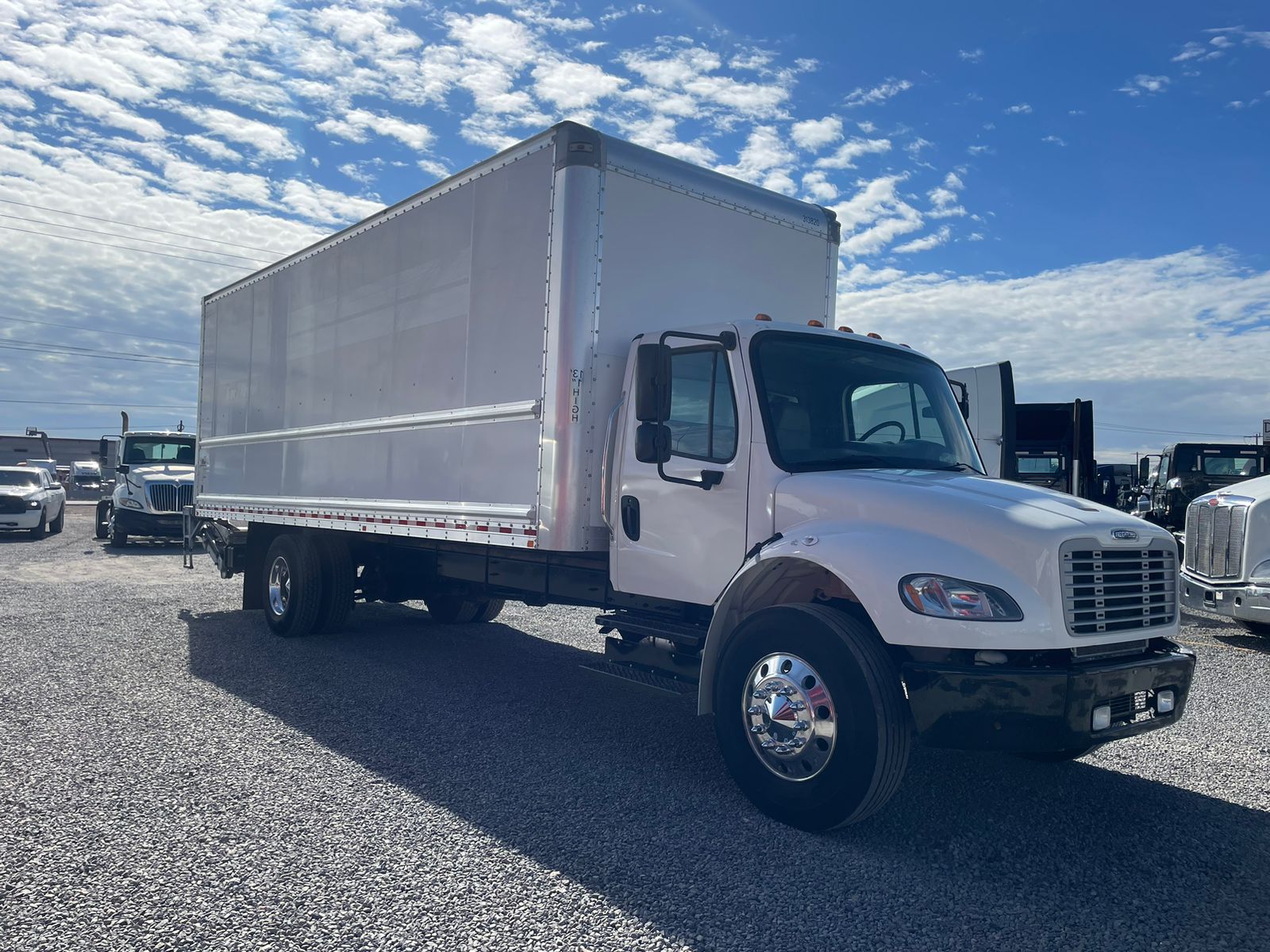 #2610 Camion Freightliner Motor Cummins 2010 13,000 lb Caja Seca 26' de largo Rampa Hidraulica