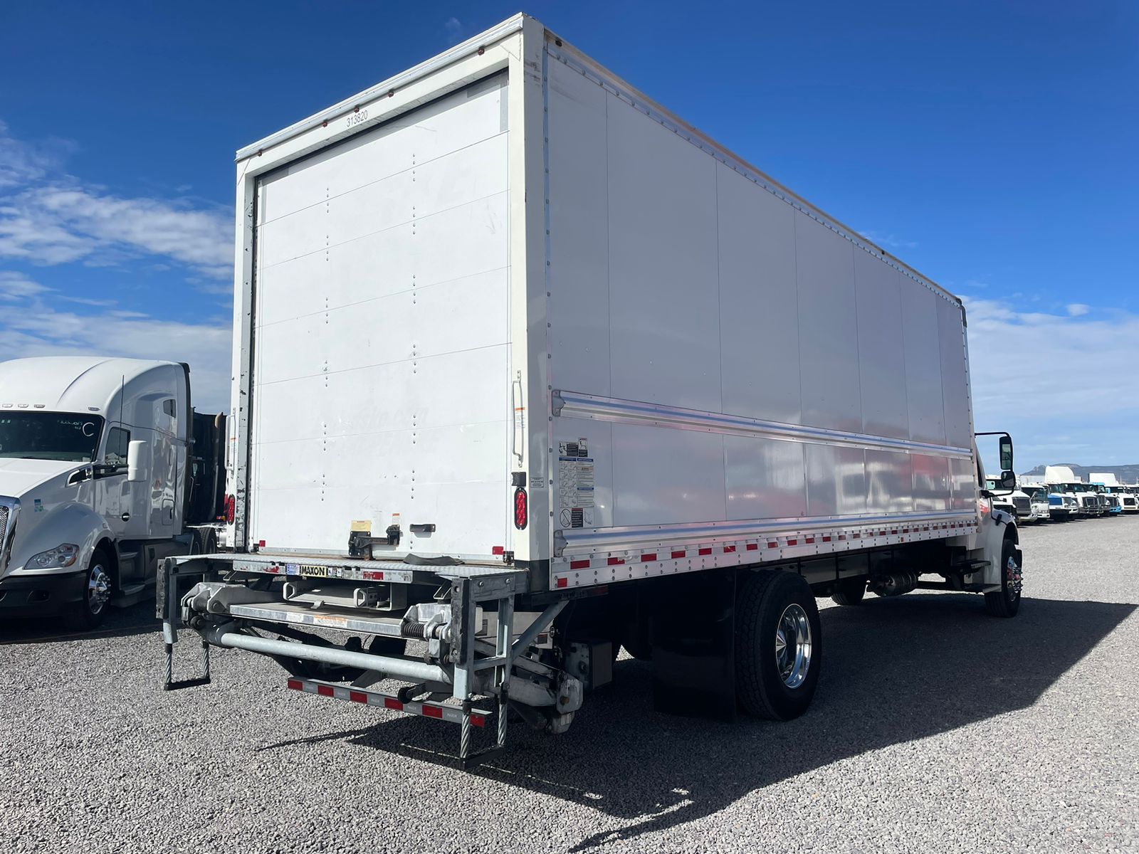 #2610 Camion Freightliner Motor Cummins 2010 13,000 lb Caja Seca 26' de largo Rampa Hidraulica