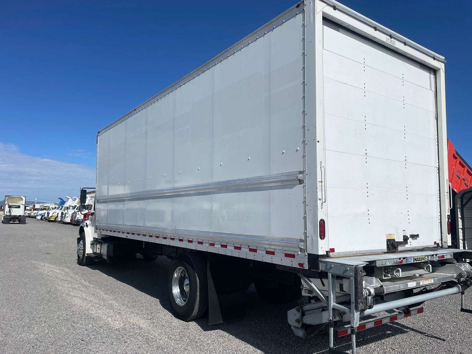 #2610 Camion Freightliner Motor Cummins 2010 13,000 lb Caja Seca 26' de largo Rampa Hidraulica