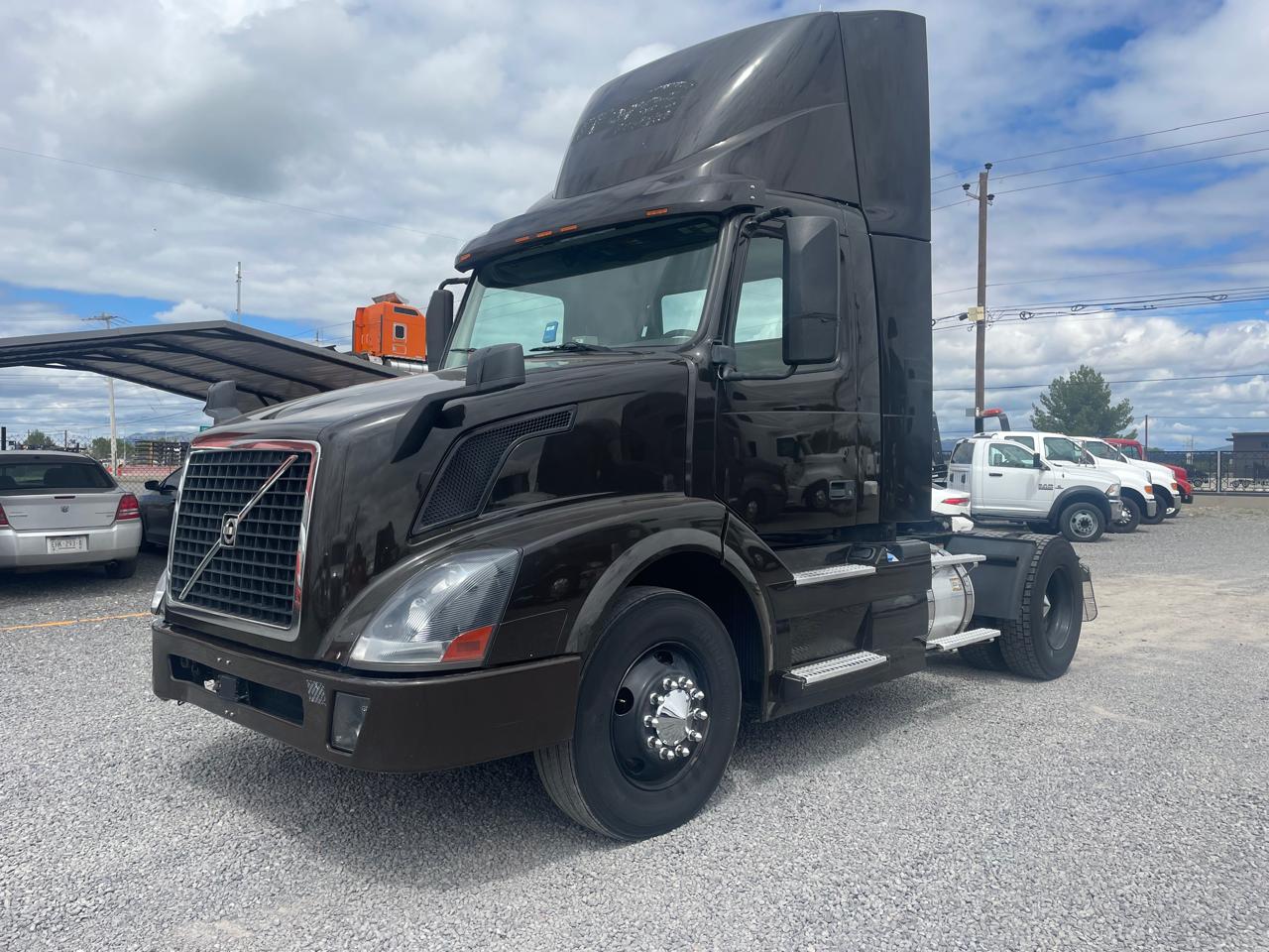 #2514 Camion Volvo 2015 Motor Volvo D13  std 10 velocidades 13,000lb
