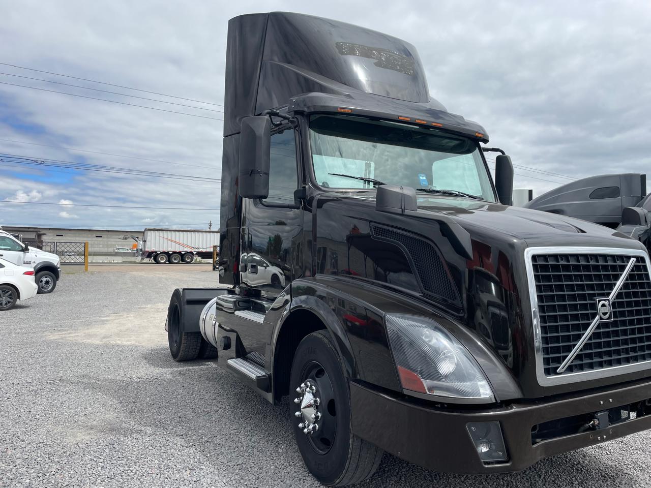 #2514 Camion Volvo 2015 Motor Volvo D13  std 10 velocidades 13,000lb