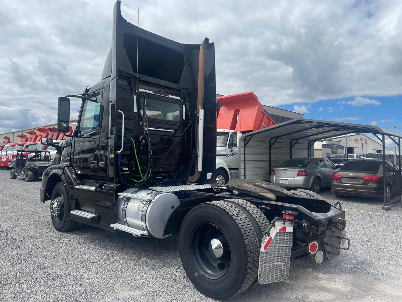 #2514 Camion Volvo 2015 Motor Volvo D13  std 10 velocidades 13,000lb