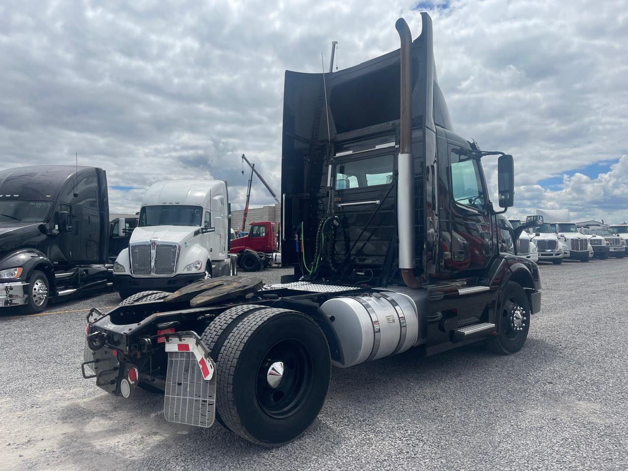 #2514 Camion Volvo 2015 Motor Volvo D13  std 10 velocidades 13,000lb