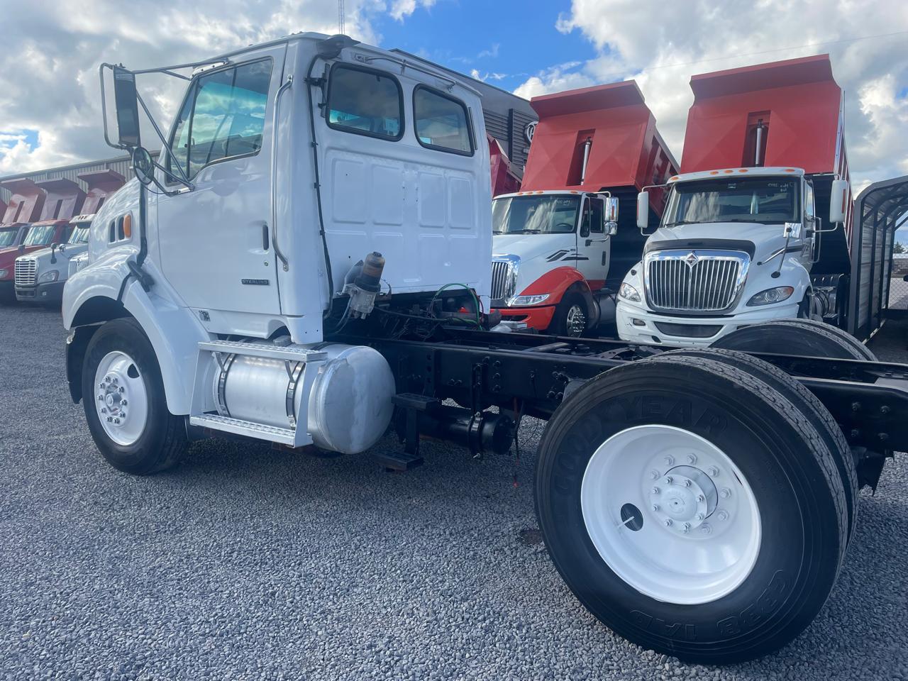 #2125 Camion Sterling 2004 Motor Caterpillar std de 7 velocidades 13,000 lb