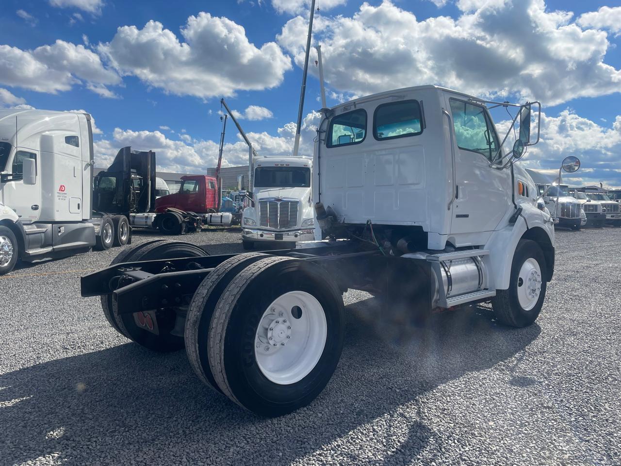 #2125 Camion Sterling 2004 Motor Caterpillar std de 7 velocidades 13,000 lb