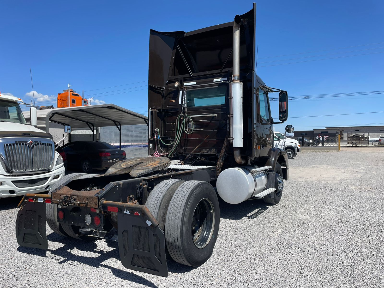#2612 Camion Volvo 2005 Motor Volvo D12 std de 10 vel. 13,000lb