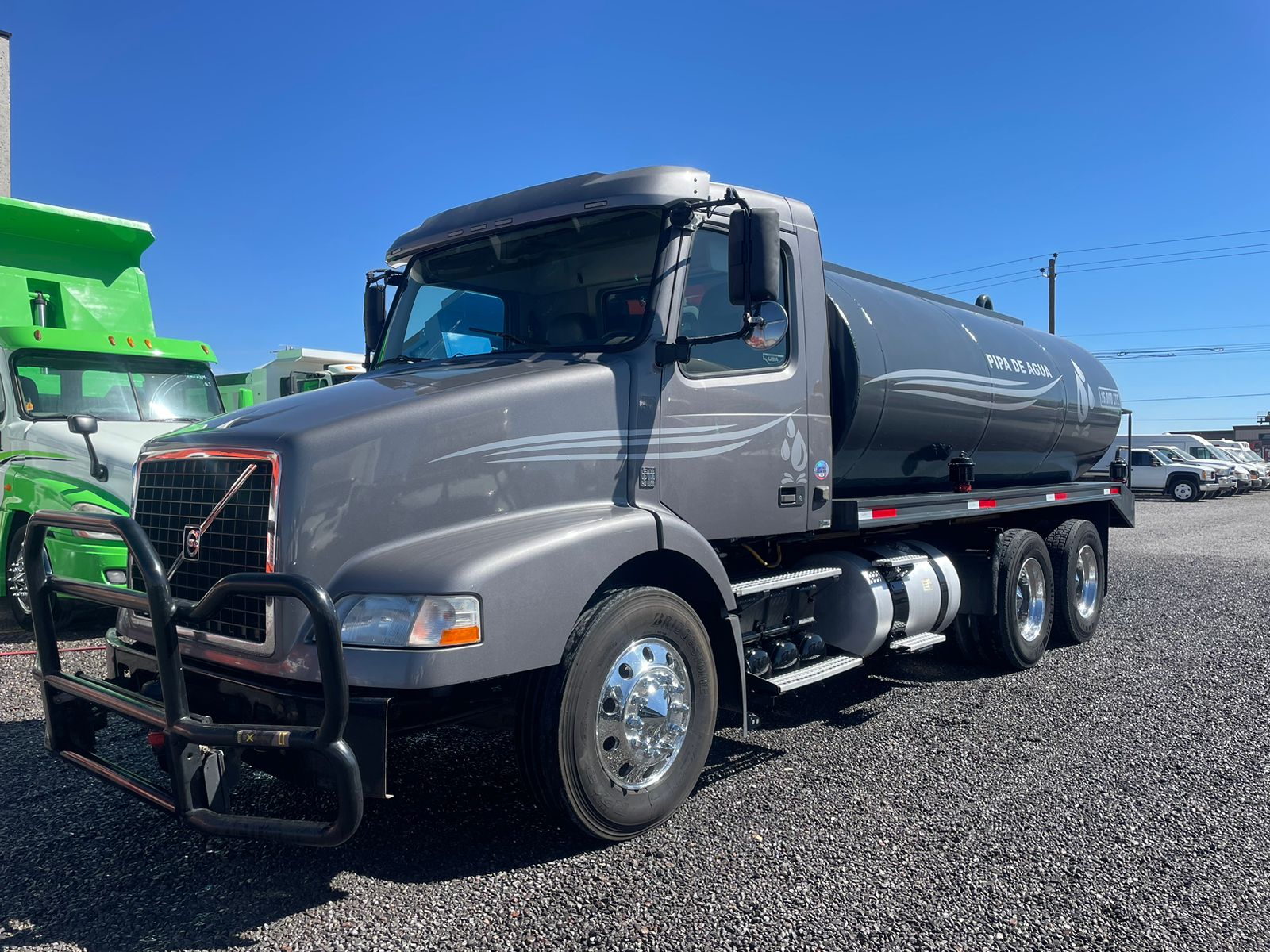 #2441 Pipa 16,000lt Volvo 2015 Motor Volvo D11 std 10 vel. 13,000lb