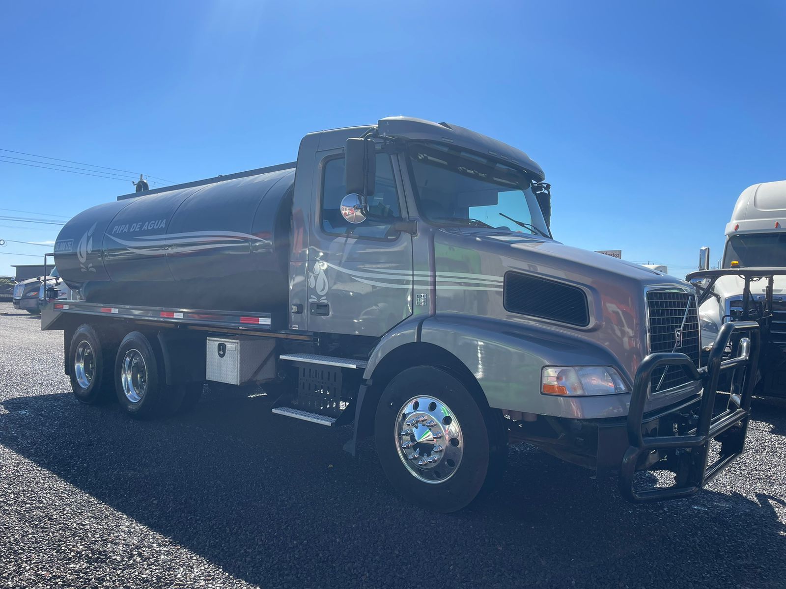 #2441 Pipa 16,000lt Volvo 2015 Motor Volvo D11 std 10 vel. 13,000lb