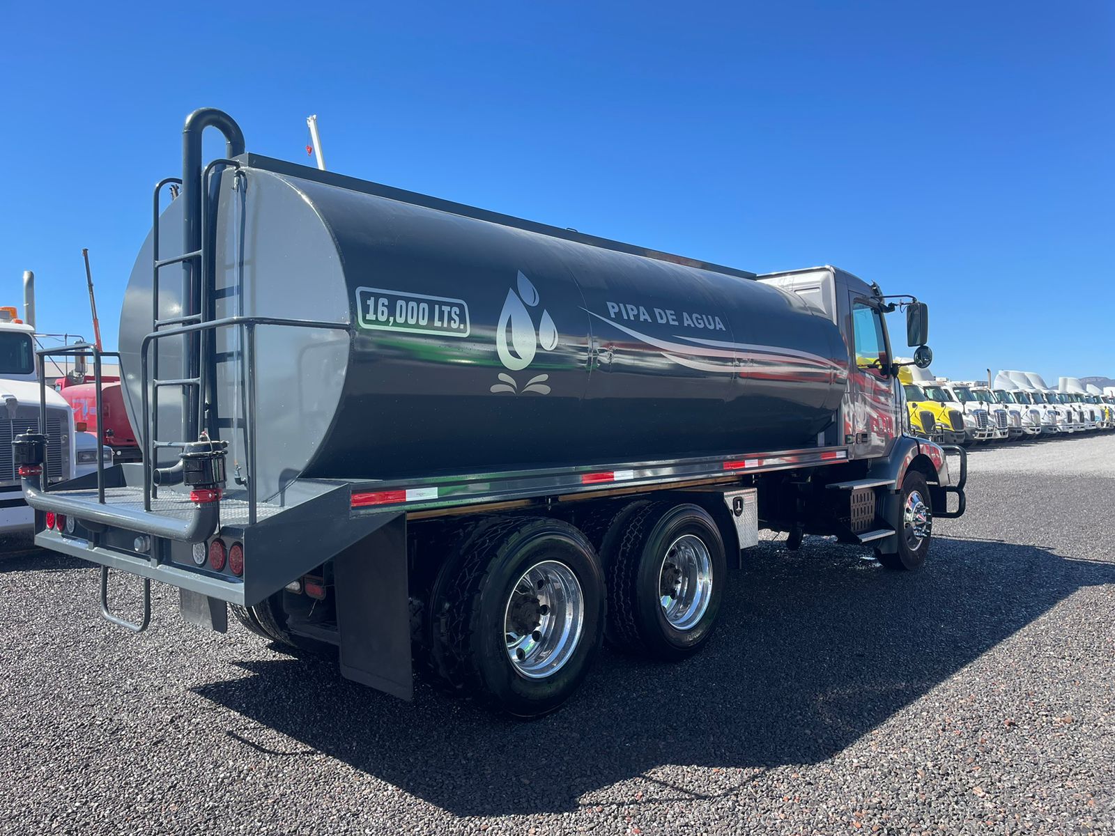 #2441 Pipa 16,000lt Volvo 2015 Motor Volvo D11 std 10 vel. 13,000lb